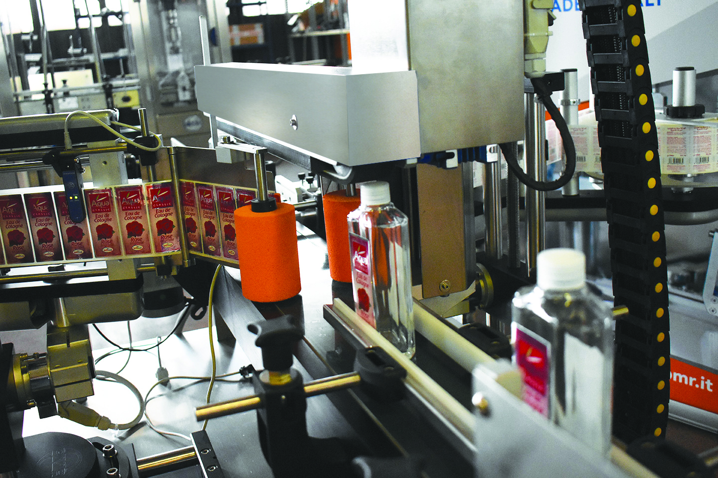 Increasingly smart labelling machines for cosmetic products