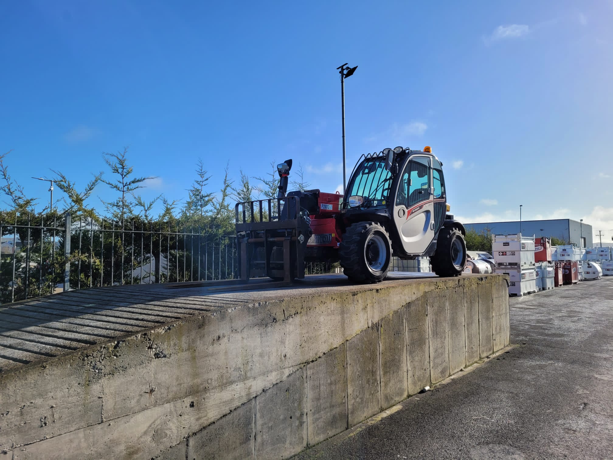 Ex Rental Manitou 6 meter on the loading ramp.... heading to France 