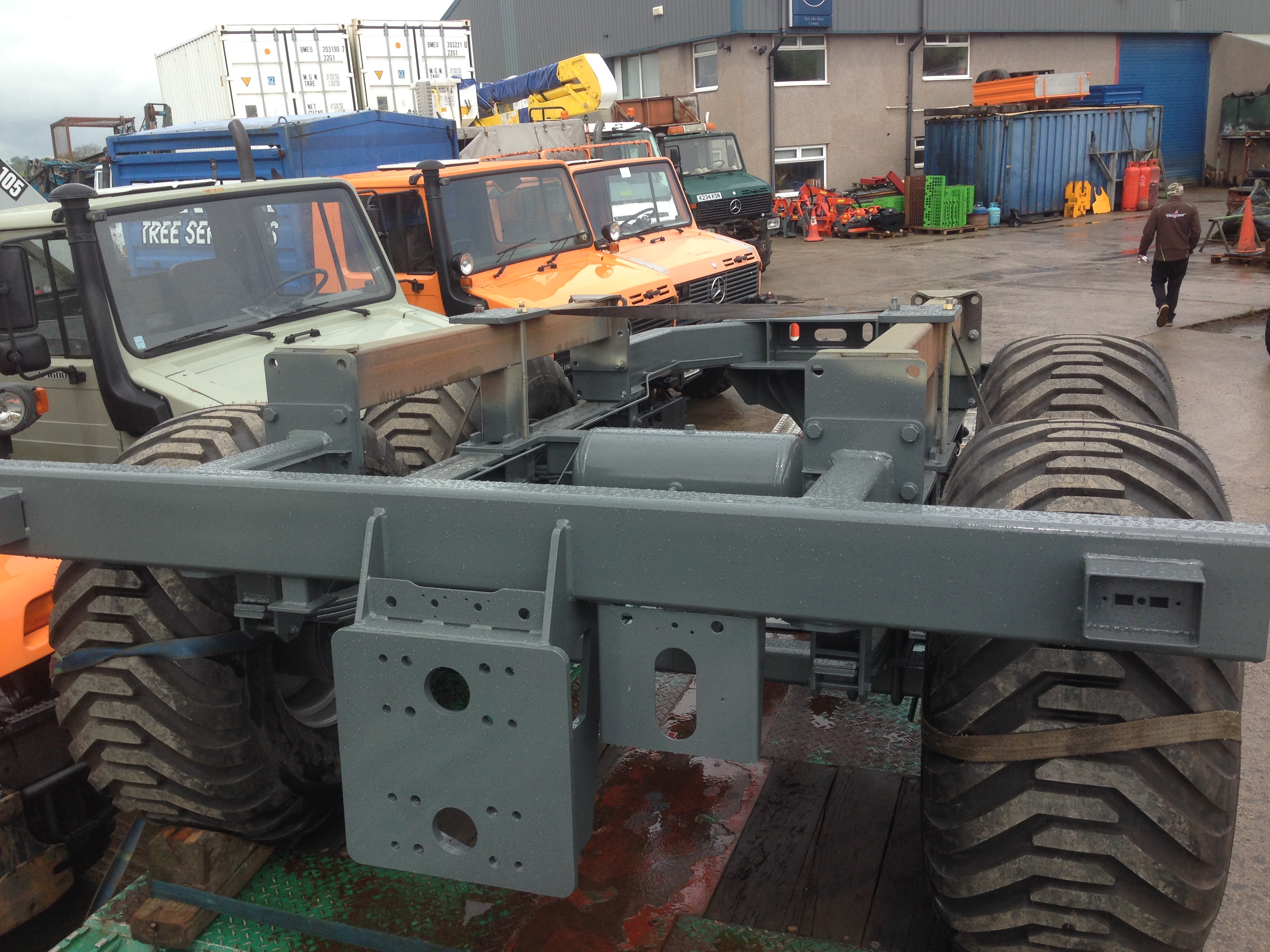 GLENDALE TREES SPECIALLY DESIGNED AND BUILT TANDEM AXEL CHASSIS