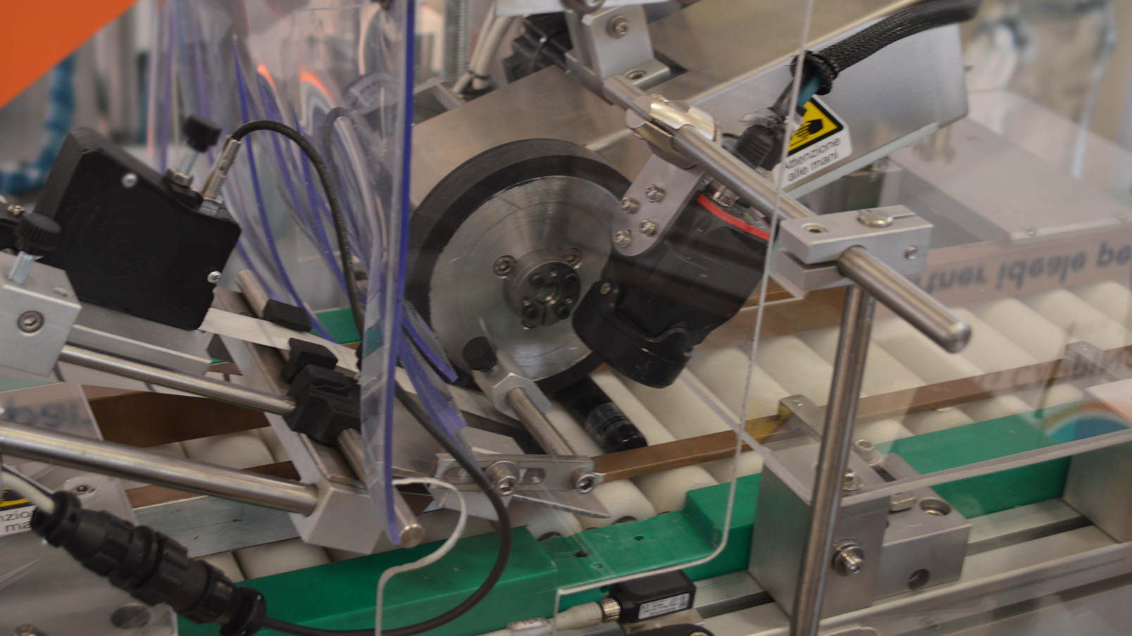 The labelling solution for lipsticks and lip gloss