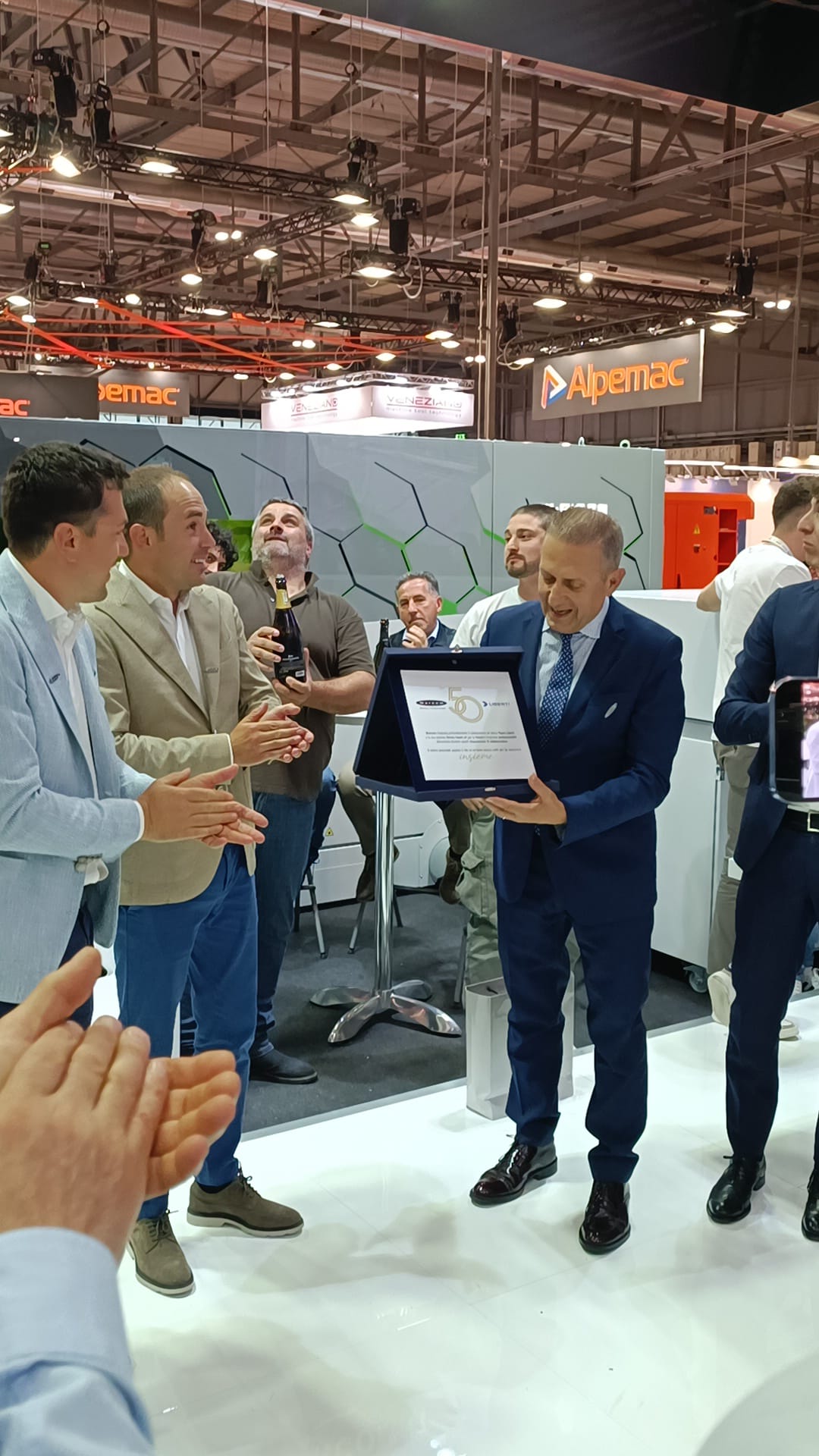 Deruta Invest premiata per i 50 anni di collaborazione con Warcom