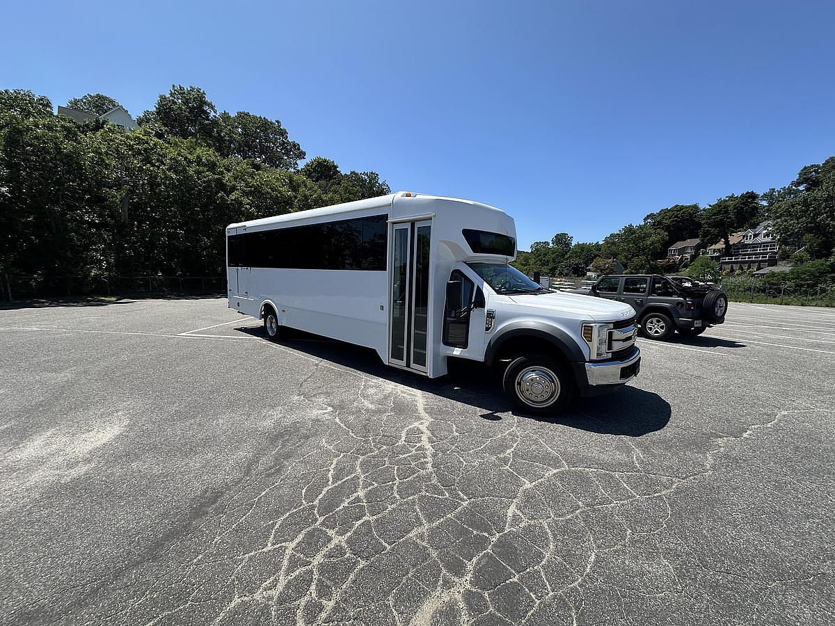 Ford E-450 vs F-550 Shuttle Bus: Which Fits You?