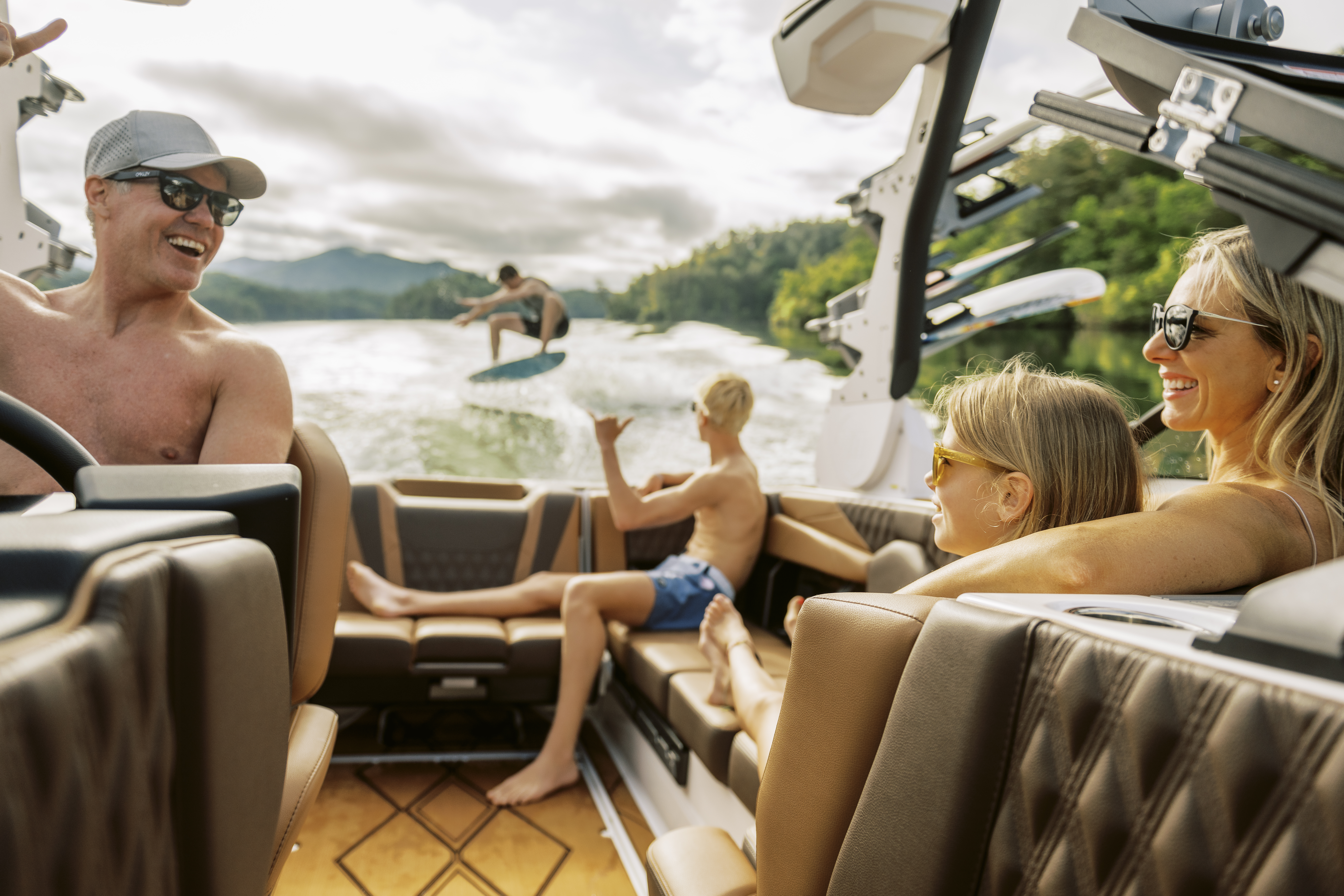 WAKESURFING 101 Big Waves. Big Fun. Better Boating.