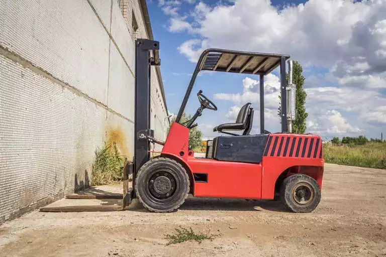 5 Ways to Stay Safe While Operating a Rough Terrain Forklift