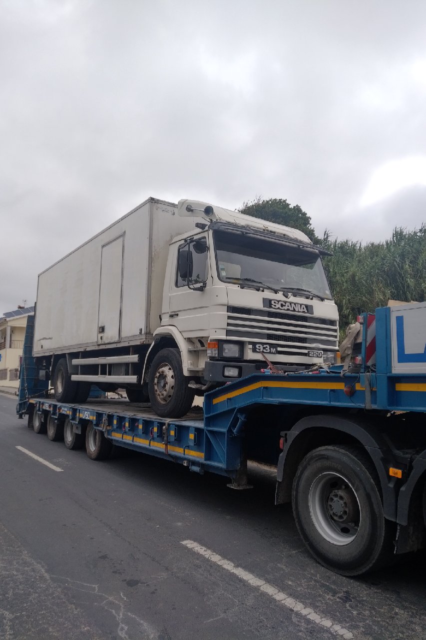 Road transport. Scania 93M 220 19 ton box lorry with tail lift.
