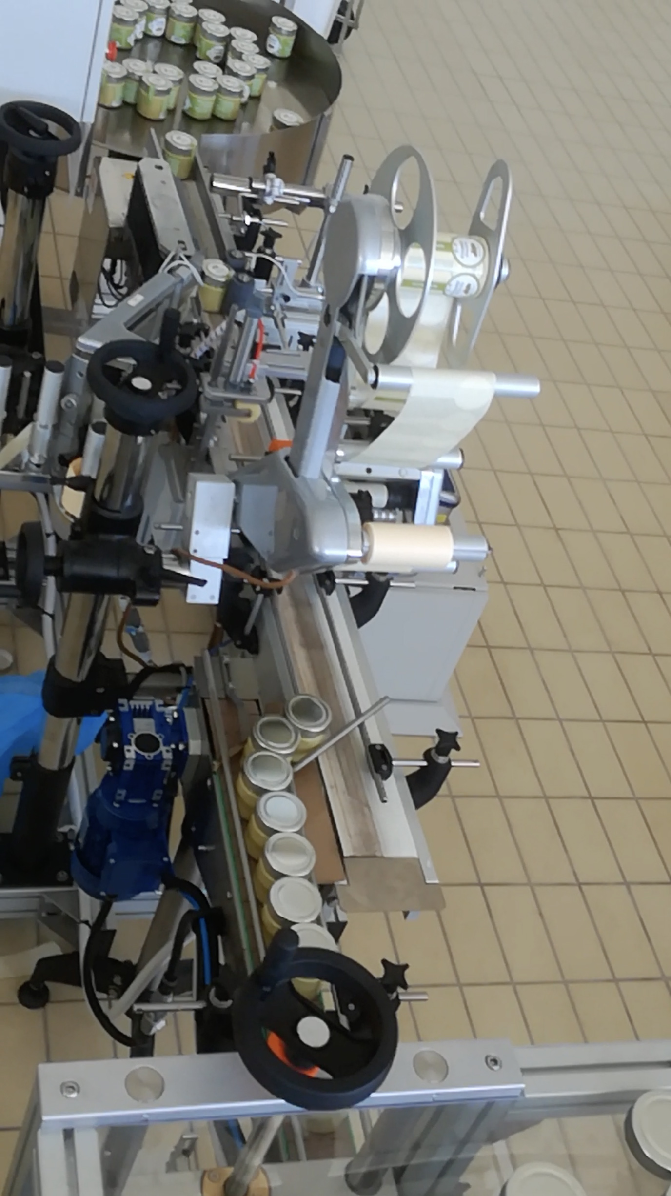 Complete automation to pack 1000 pcs/h of spreadable cream