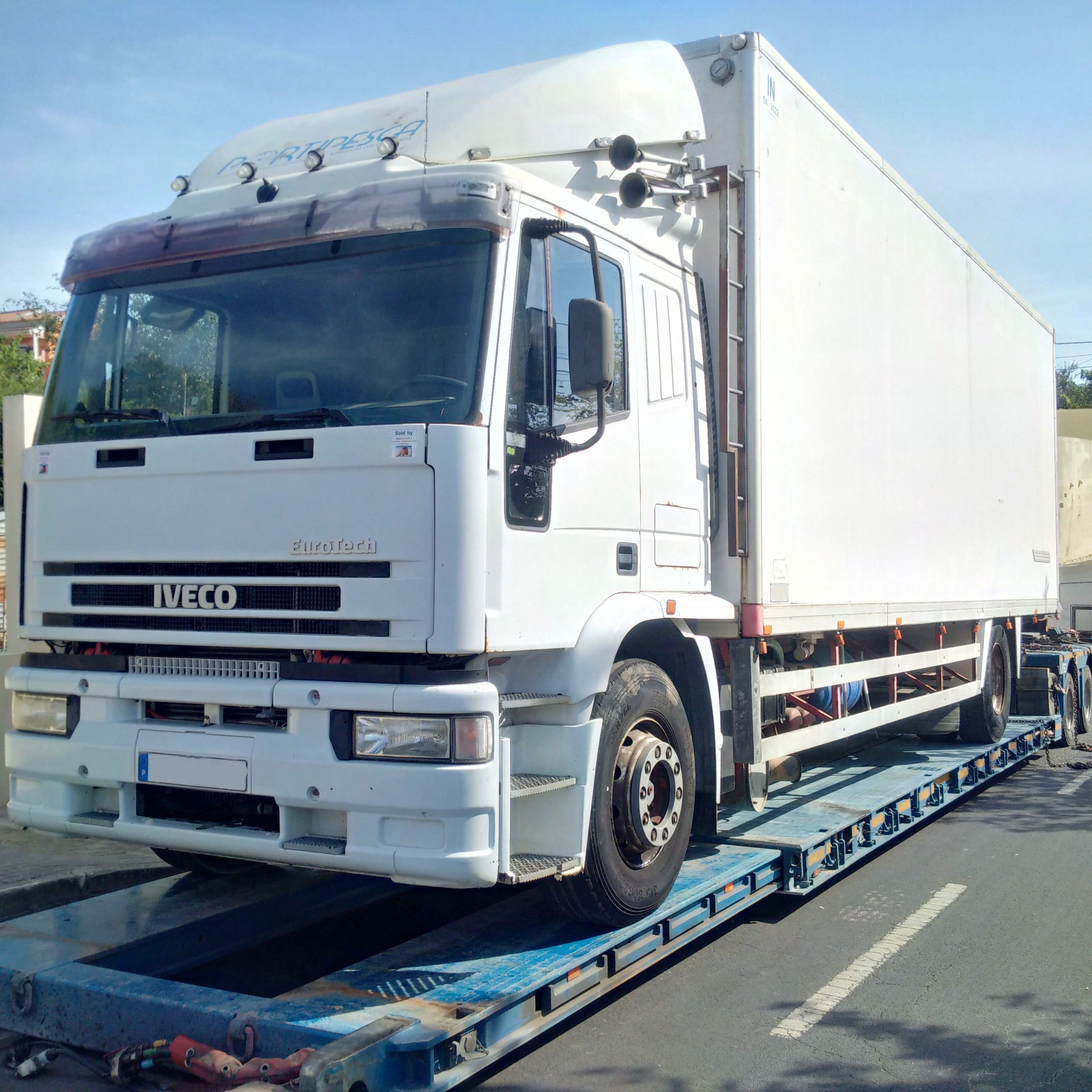 Delivery to port by special road transport.