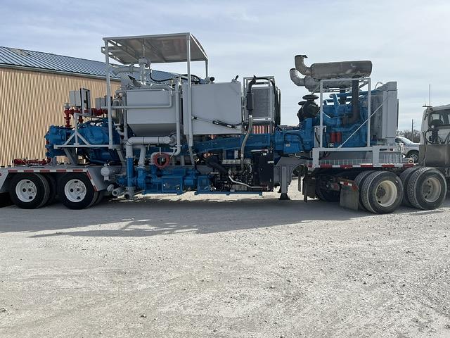 Double pump RCM cementing trailer with a hydraulic roof