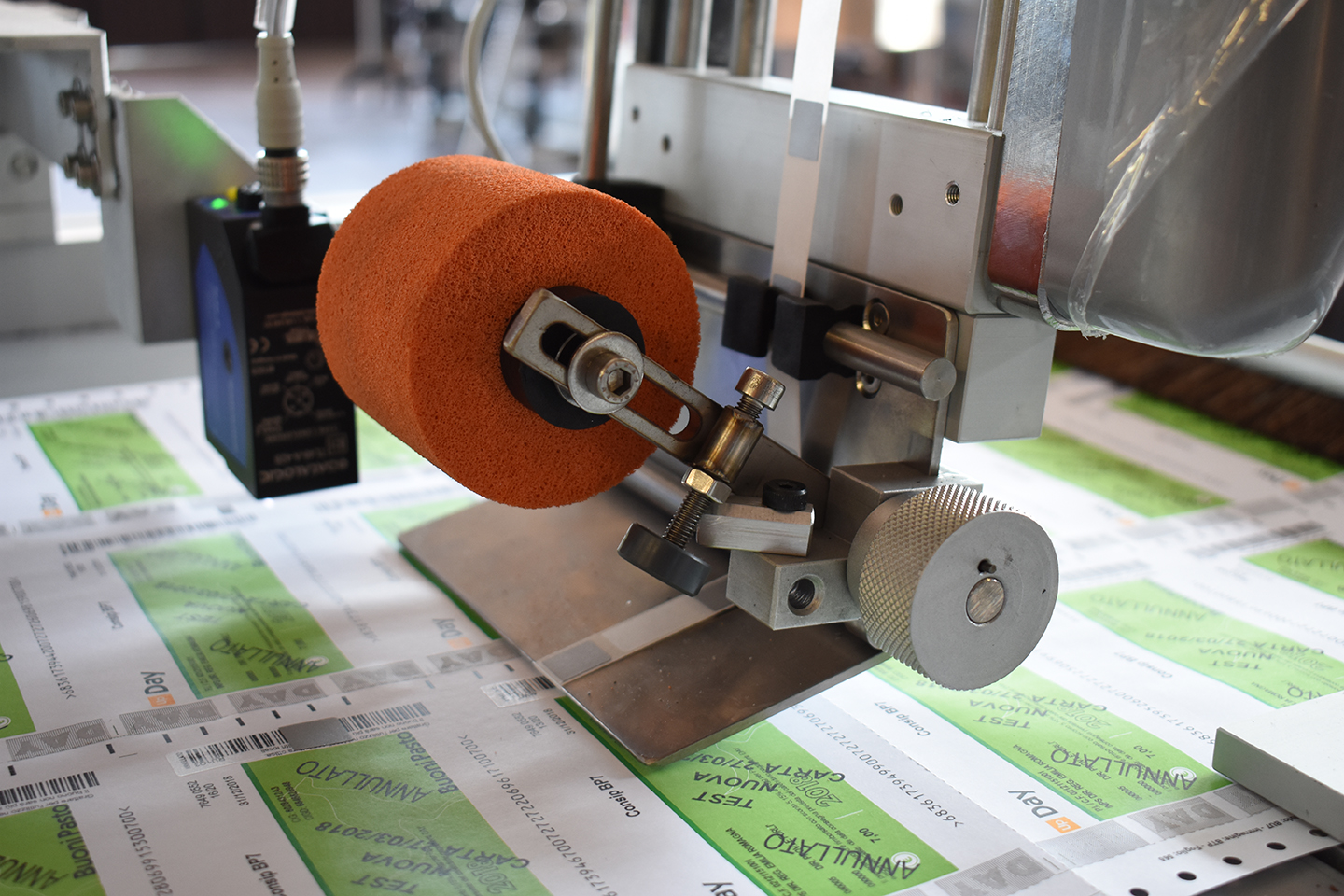 Continuous labelling machine: high speed and extreme precision