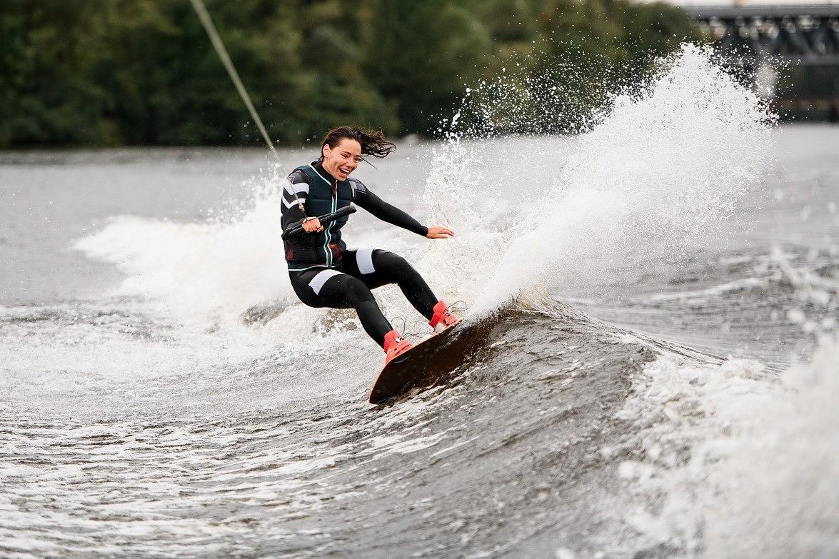 Drysuit vs. Wetsuit: Key Differences for Wakeboarding