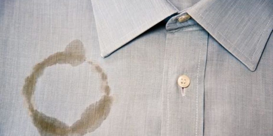 Eliminare gli aloni di unto dai capi del guardaroba