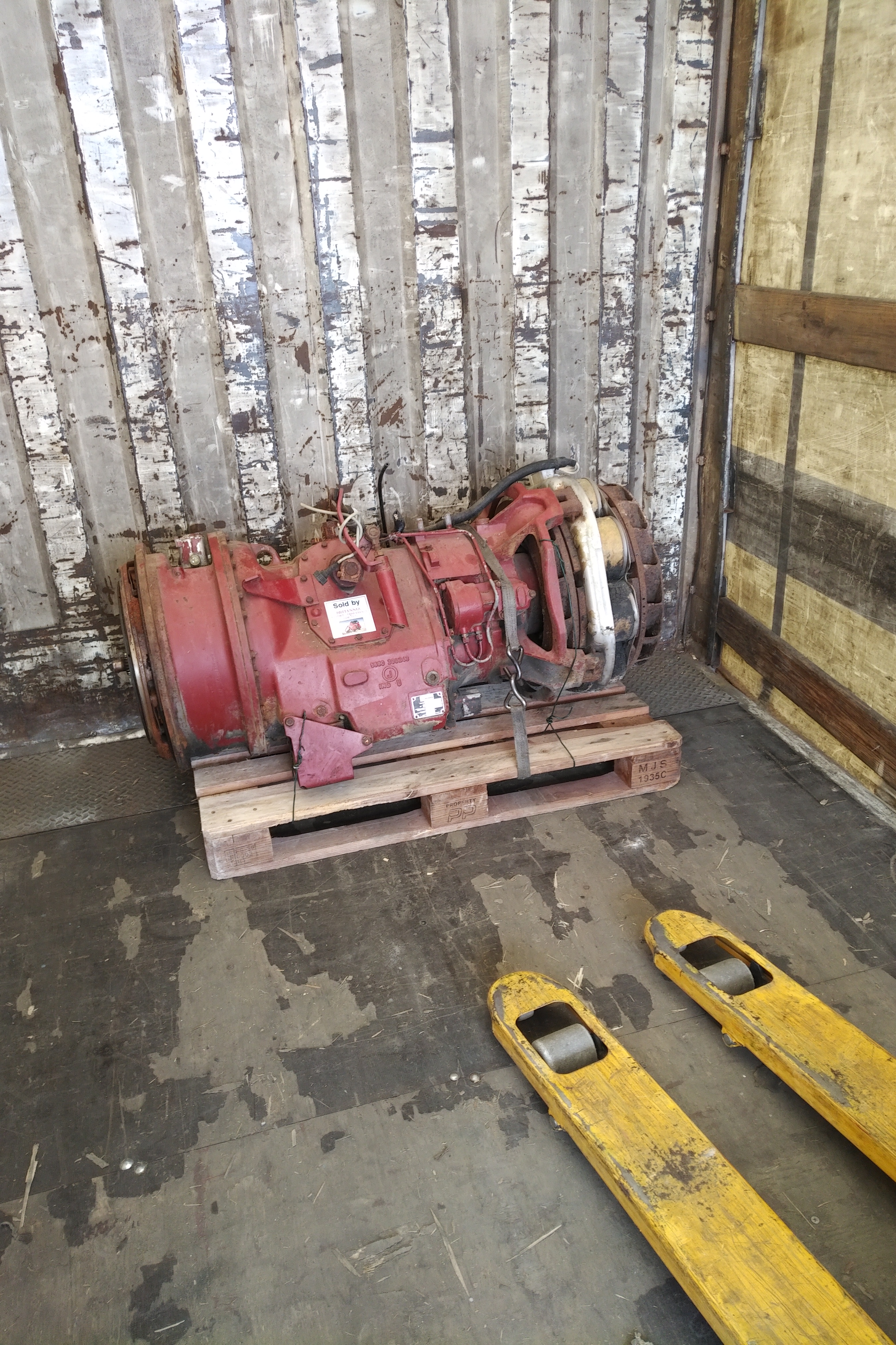 Transport & Delivery of Renault B18 manual gearbox from Portugal to Estonia.