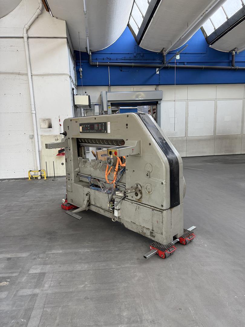 Maschinenumzug von Schneidelinien und einer Falzmaschine