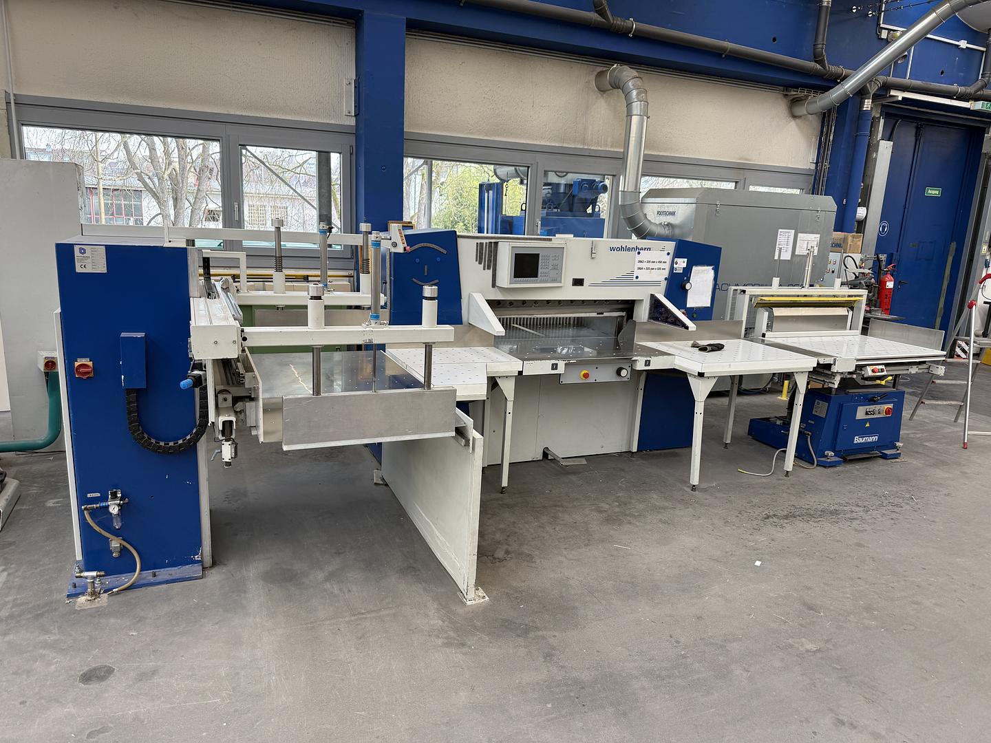 Maschinenumzug von Schneidelinien und einer Falzmaschine