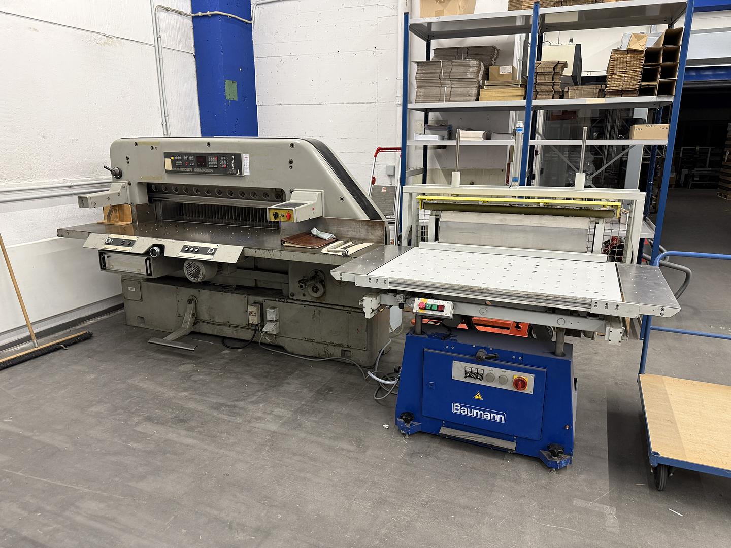 Maschinenumzug von Schneidelinien und einer Falzmaschine