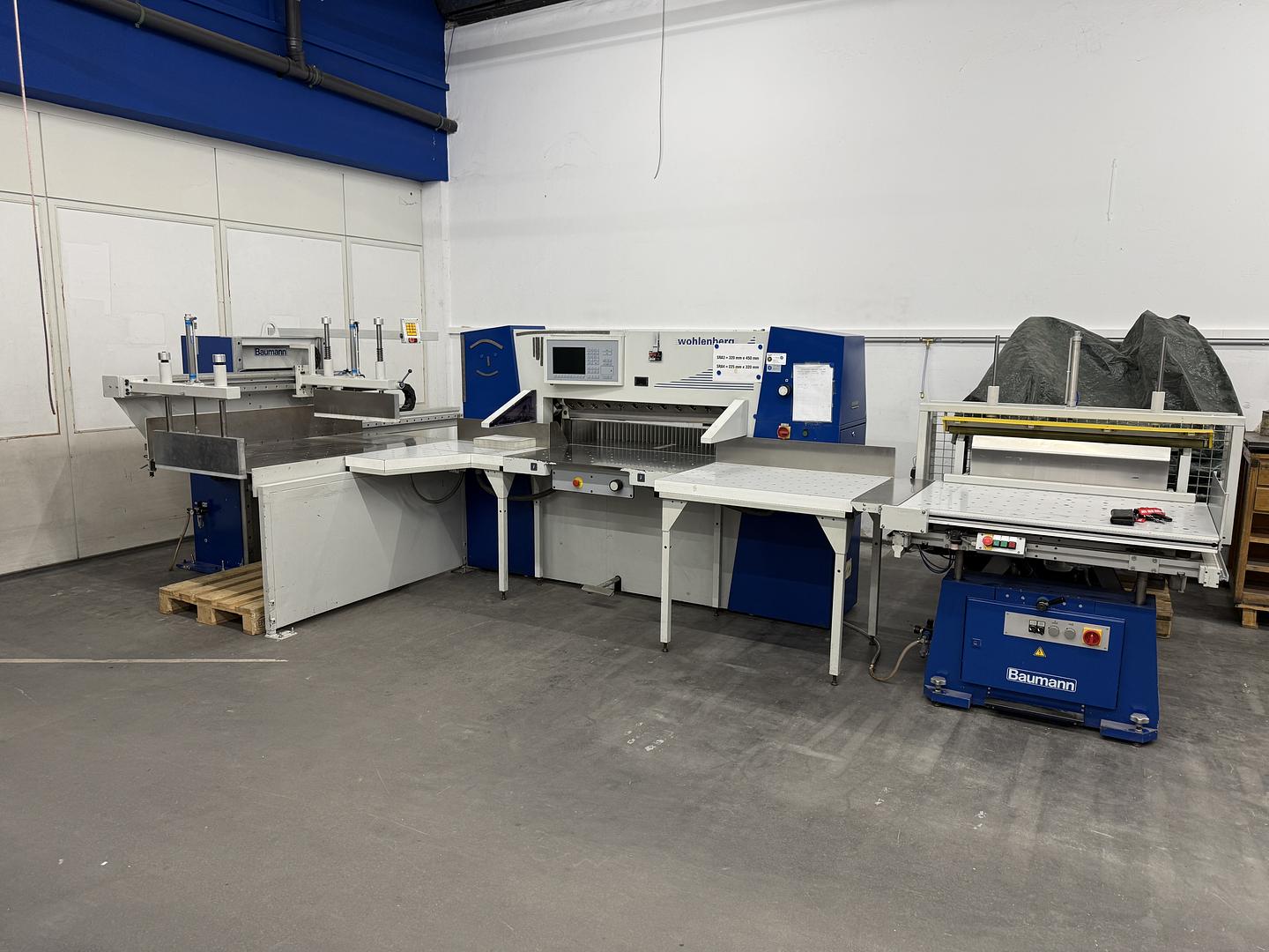 Maschinenumzug von Schneidelinien und einer Falzmaschine