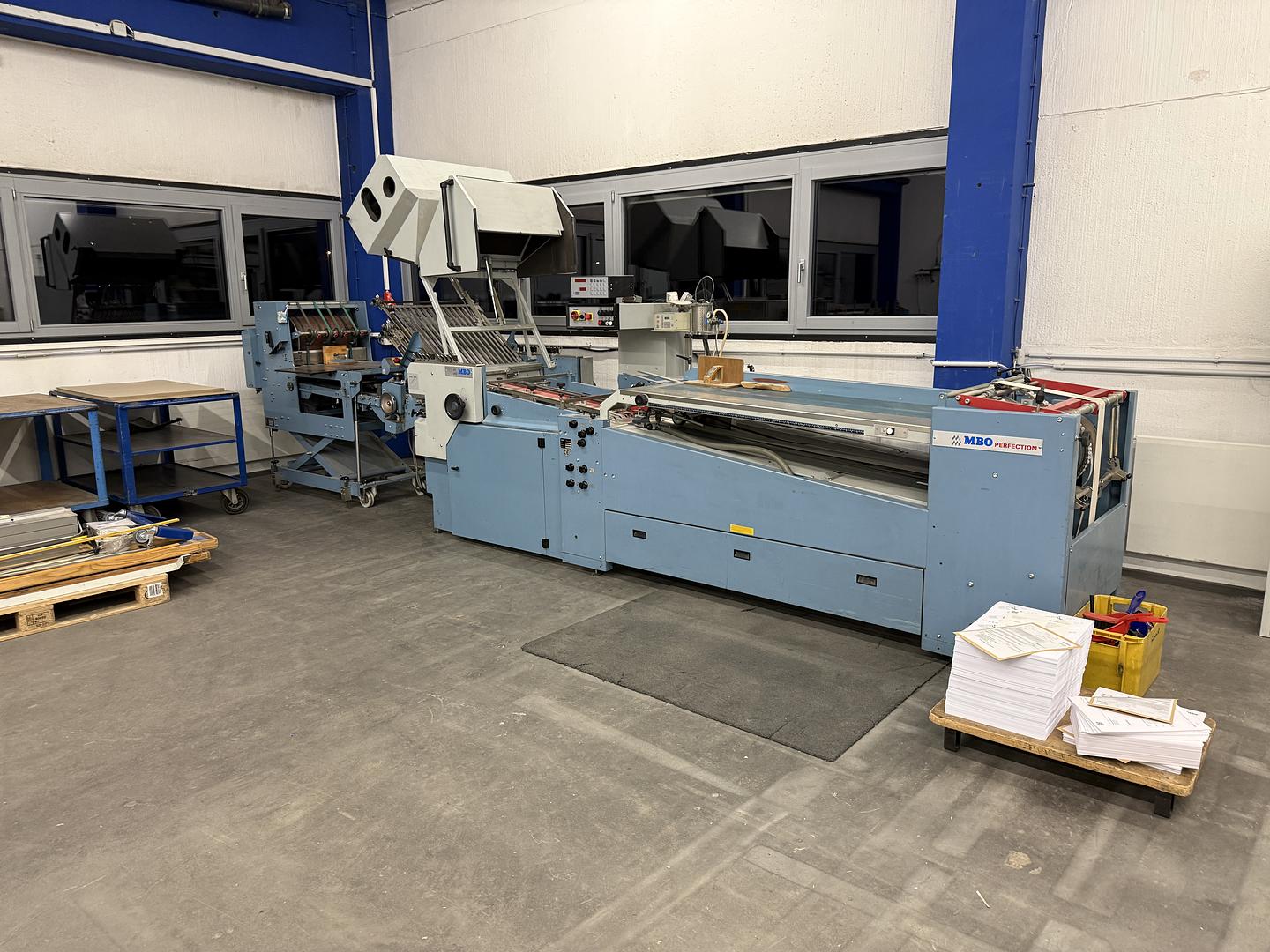 Maschinenumzug von Schneidelinien und einer Falzmaschine