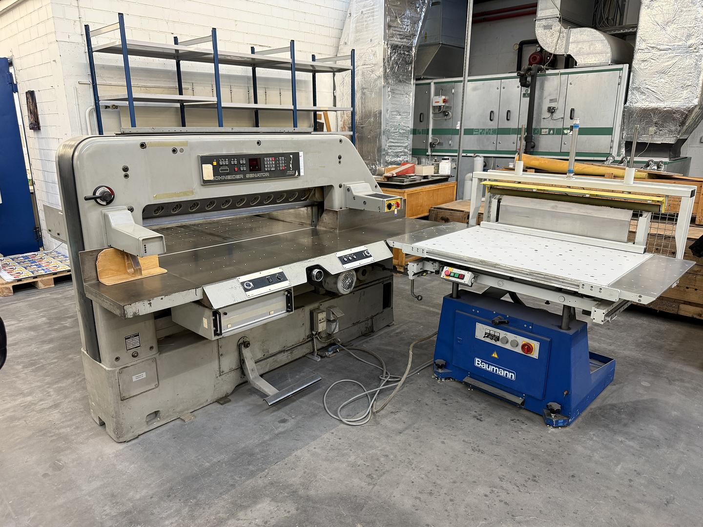 Maschinenumzug von Schneidelinien und einer Falzmaschine