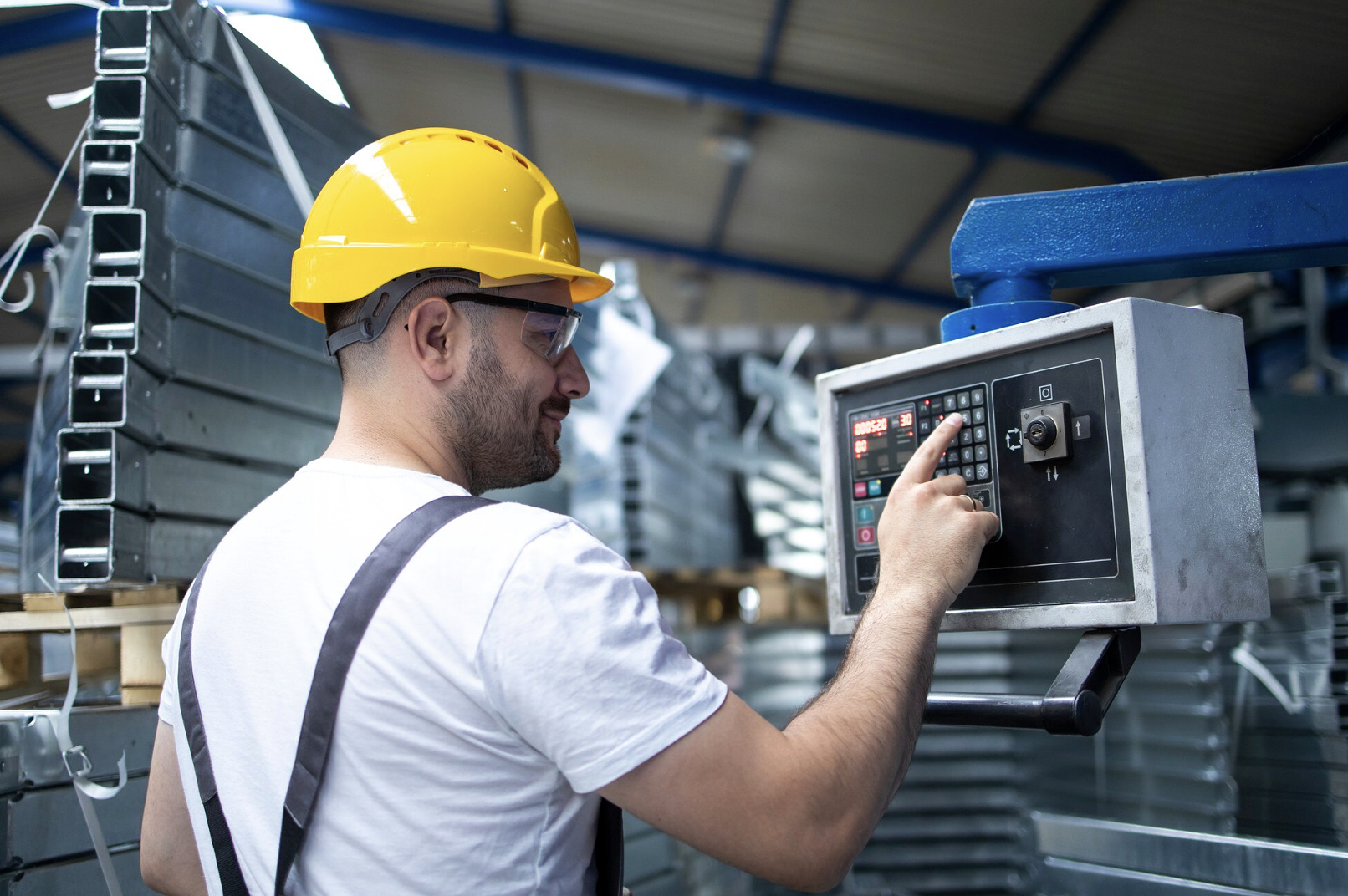 Vertical Machining Centers Explained: Travels, Spindle, Taper & Control