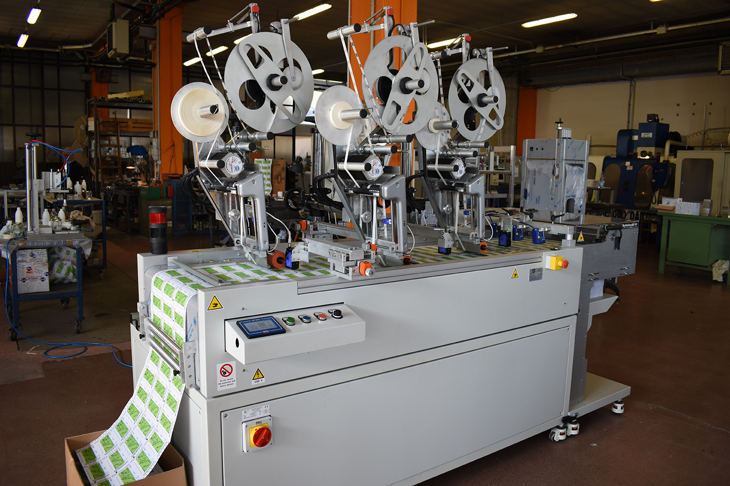 Continuous labelling machine: high speed and extreme precision