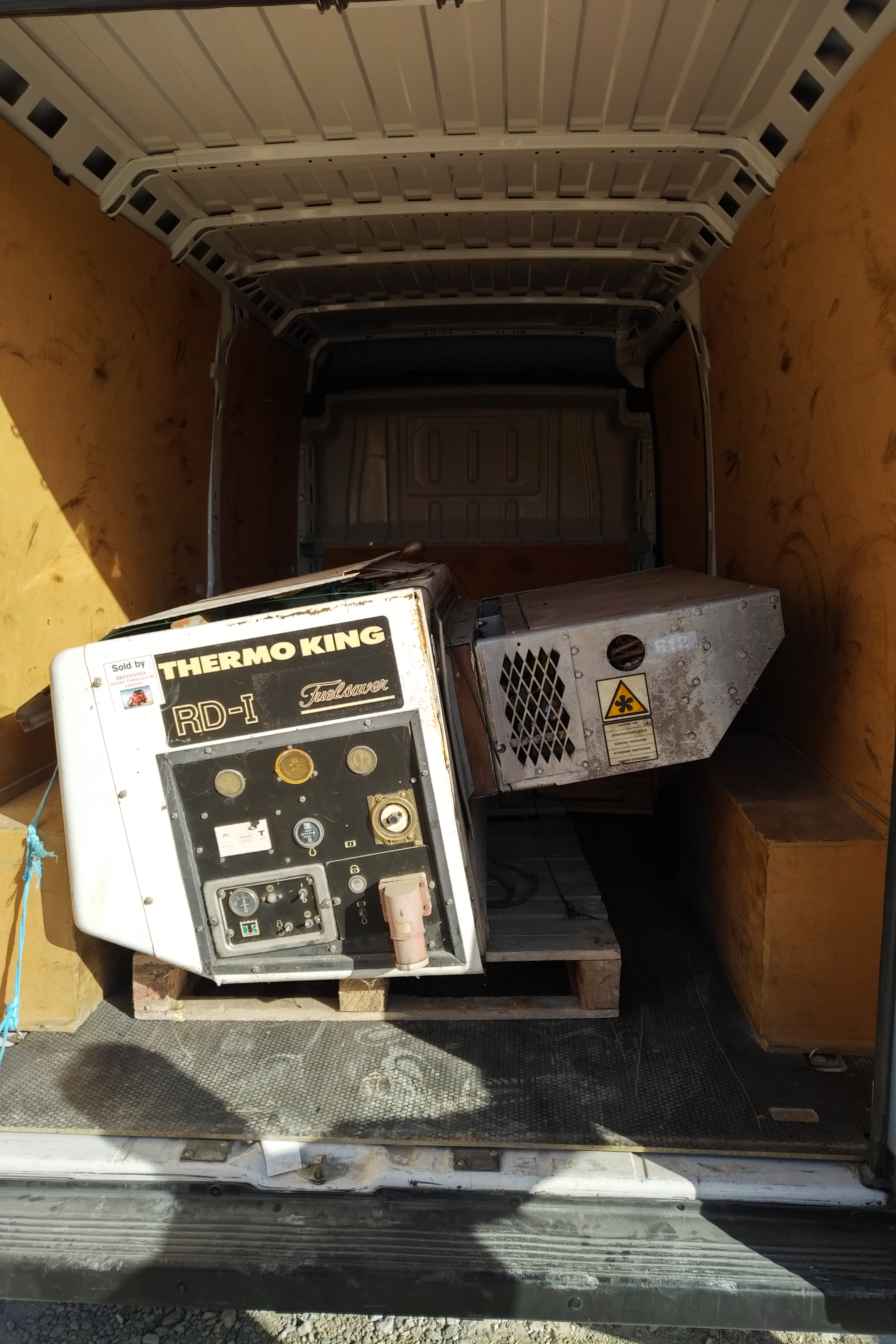 Transport & Delivery of ThermoKing RD-I TK353 fridge motor from Portugal to Finland.