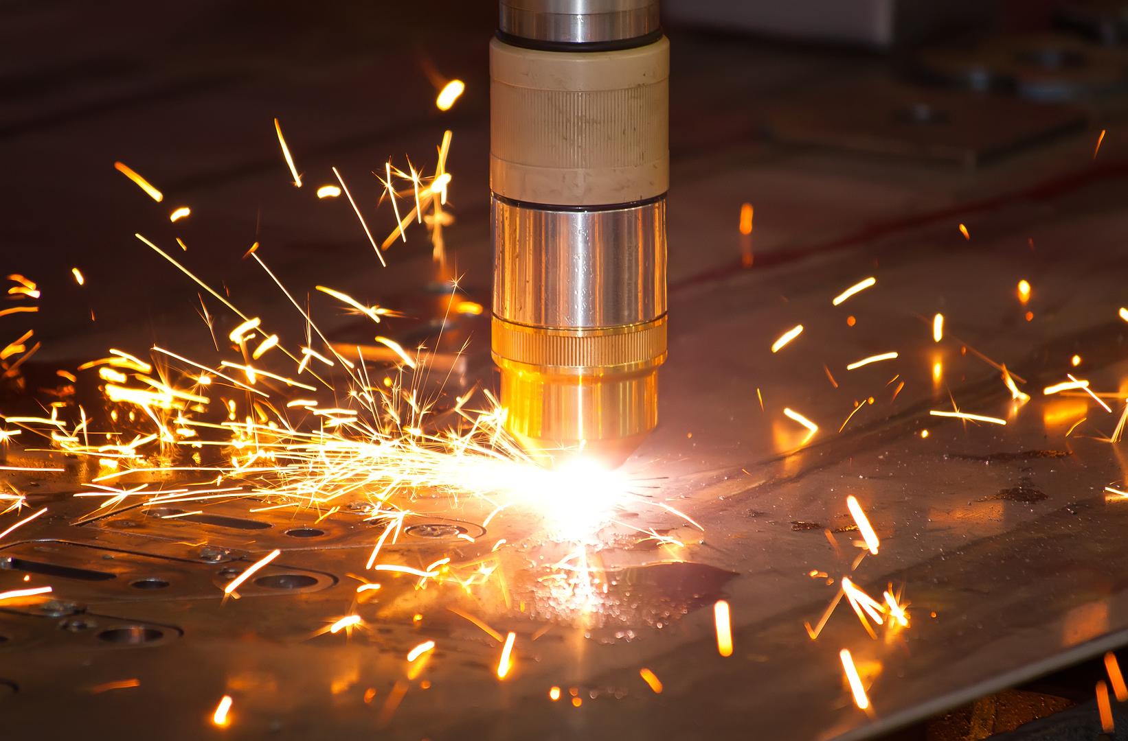Heavy steel plate plasma cutting