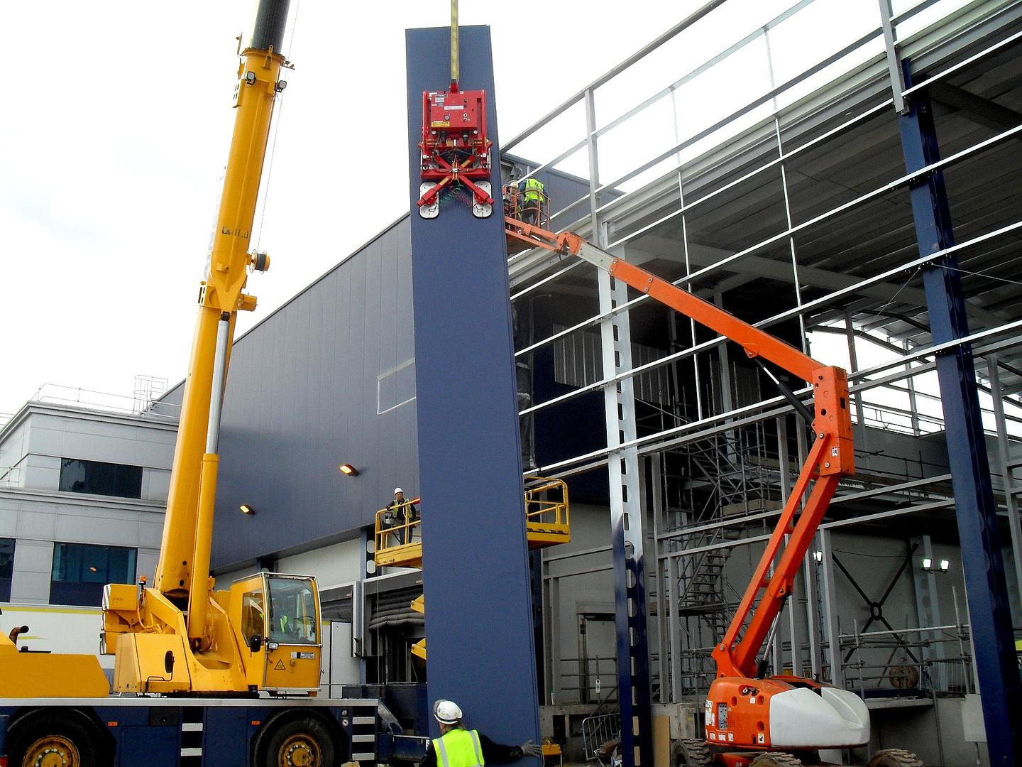 The Role of Cladding Lifters in Modern Architectural Design