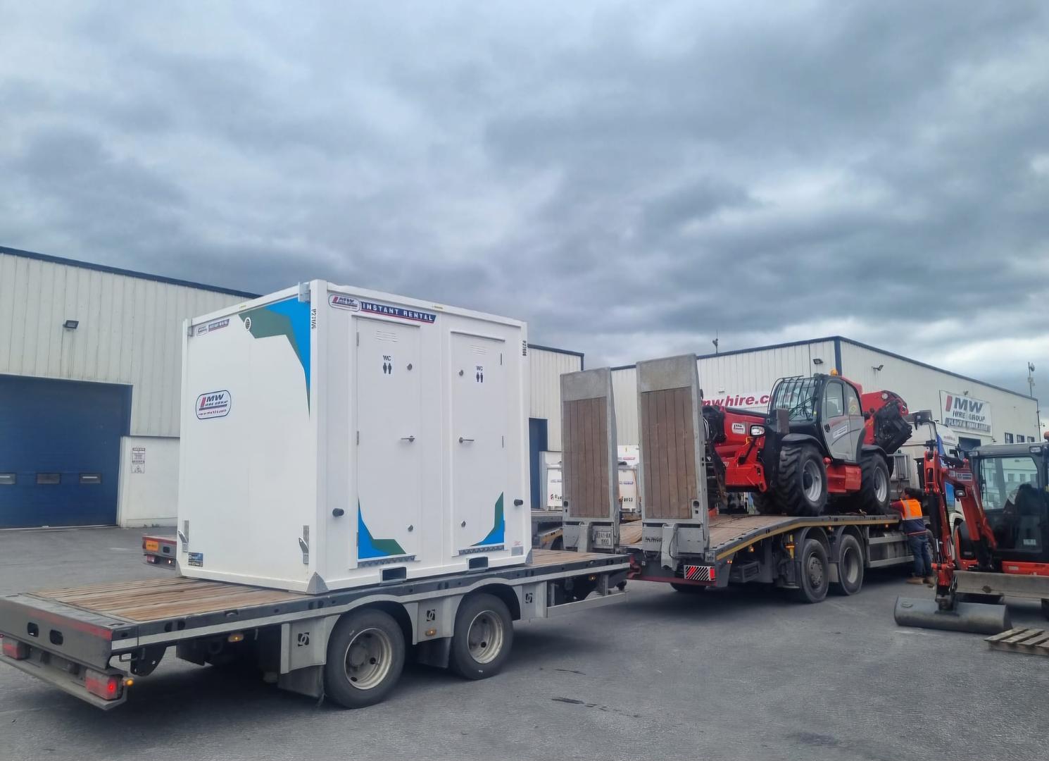 Twin Solar Loo & Manitou MT1440 heading away on a rental project!