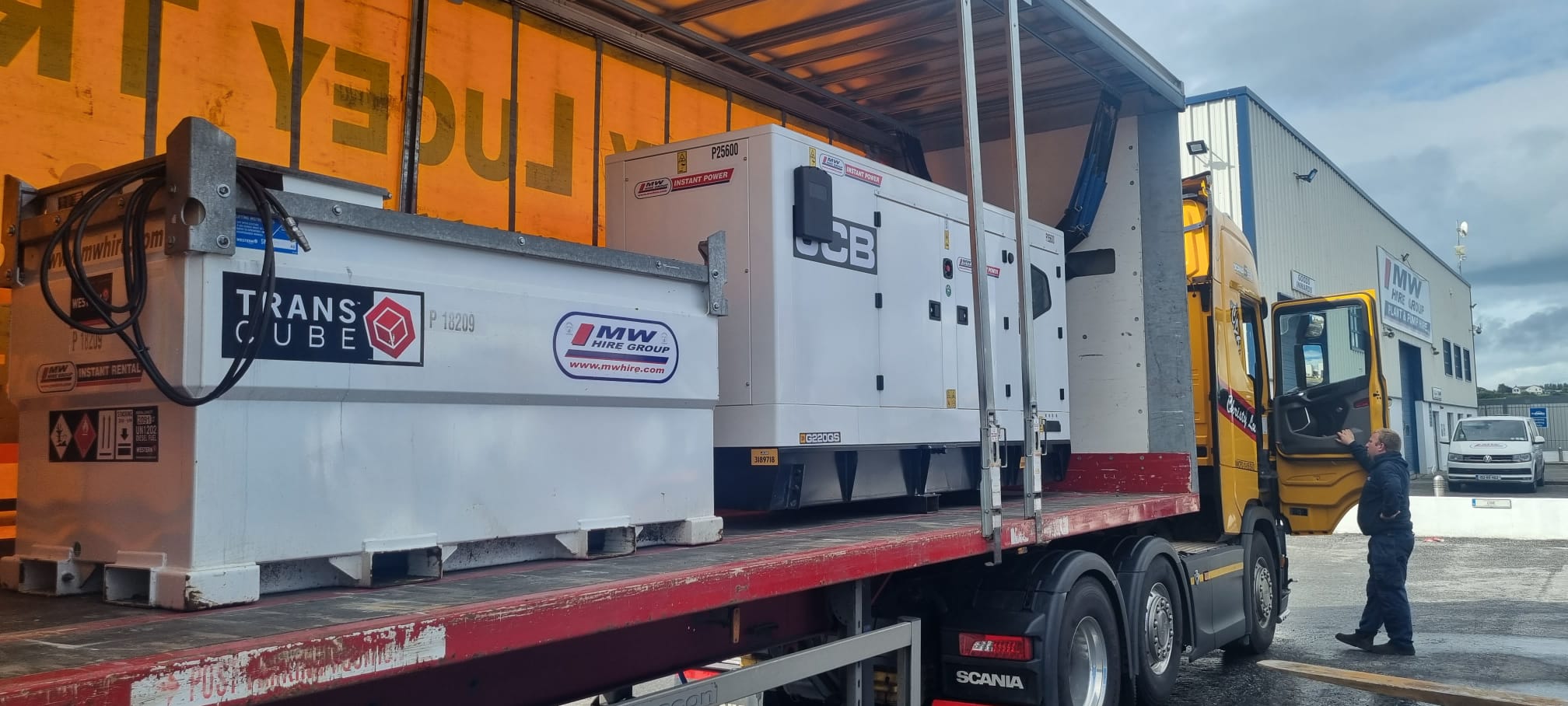 2000 Litre Western Global fueltank & 220 KVA JCB heading on a rental project 