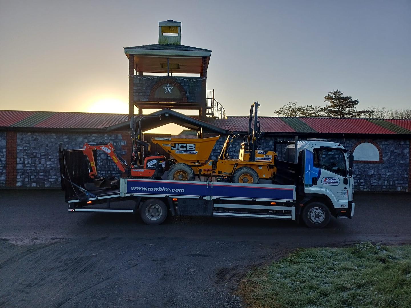 Morning load! Dumper and Excavator delivered for hire job and ready for action!👊👊