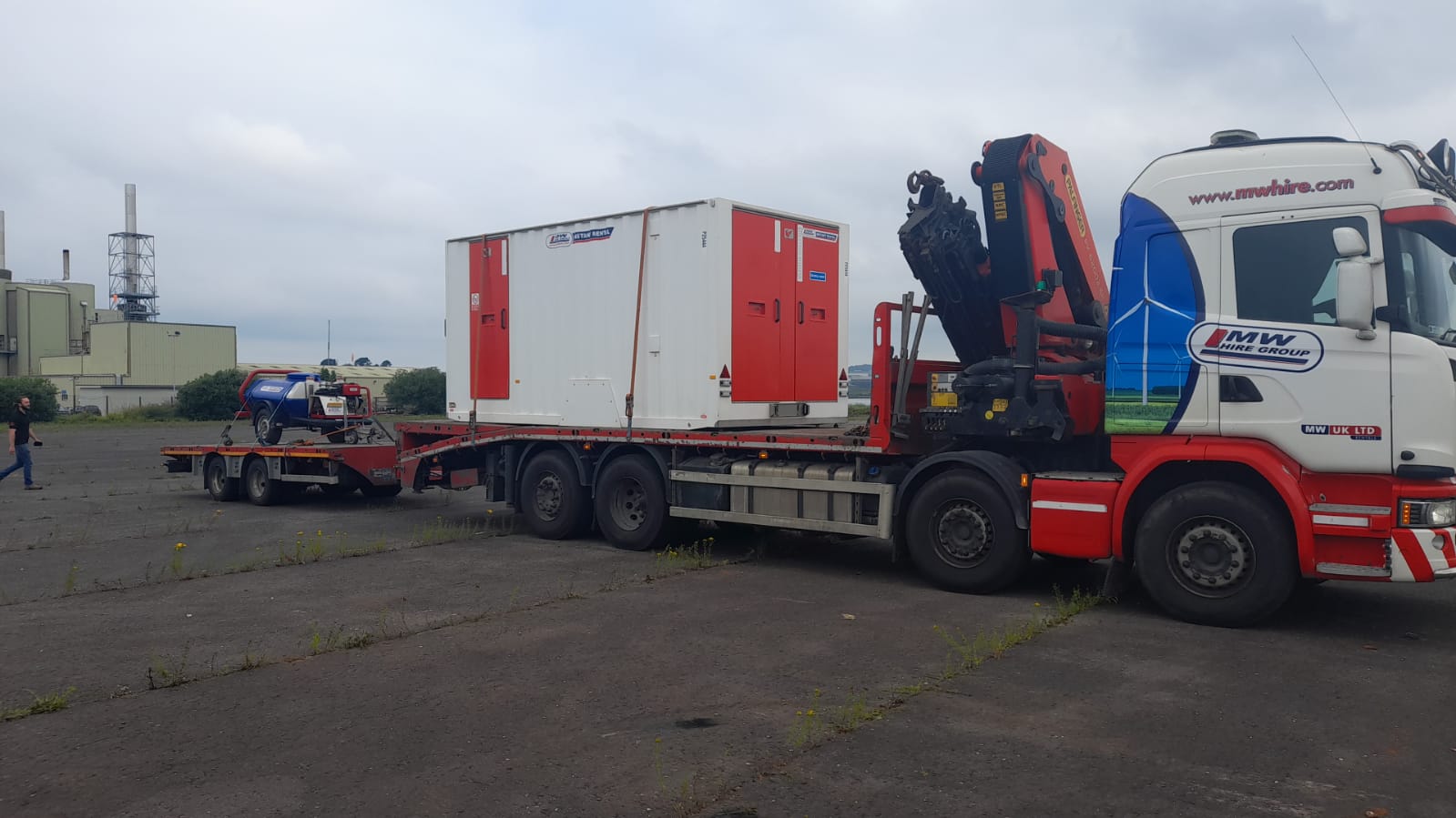 16ft Welfare Unit and 3000PSI Mobile Power washer going out on hire 