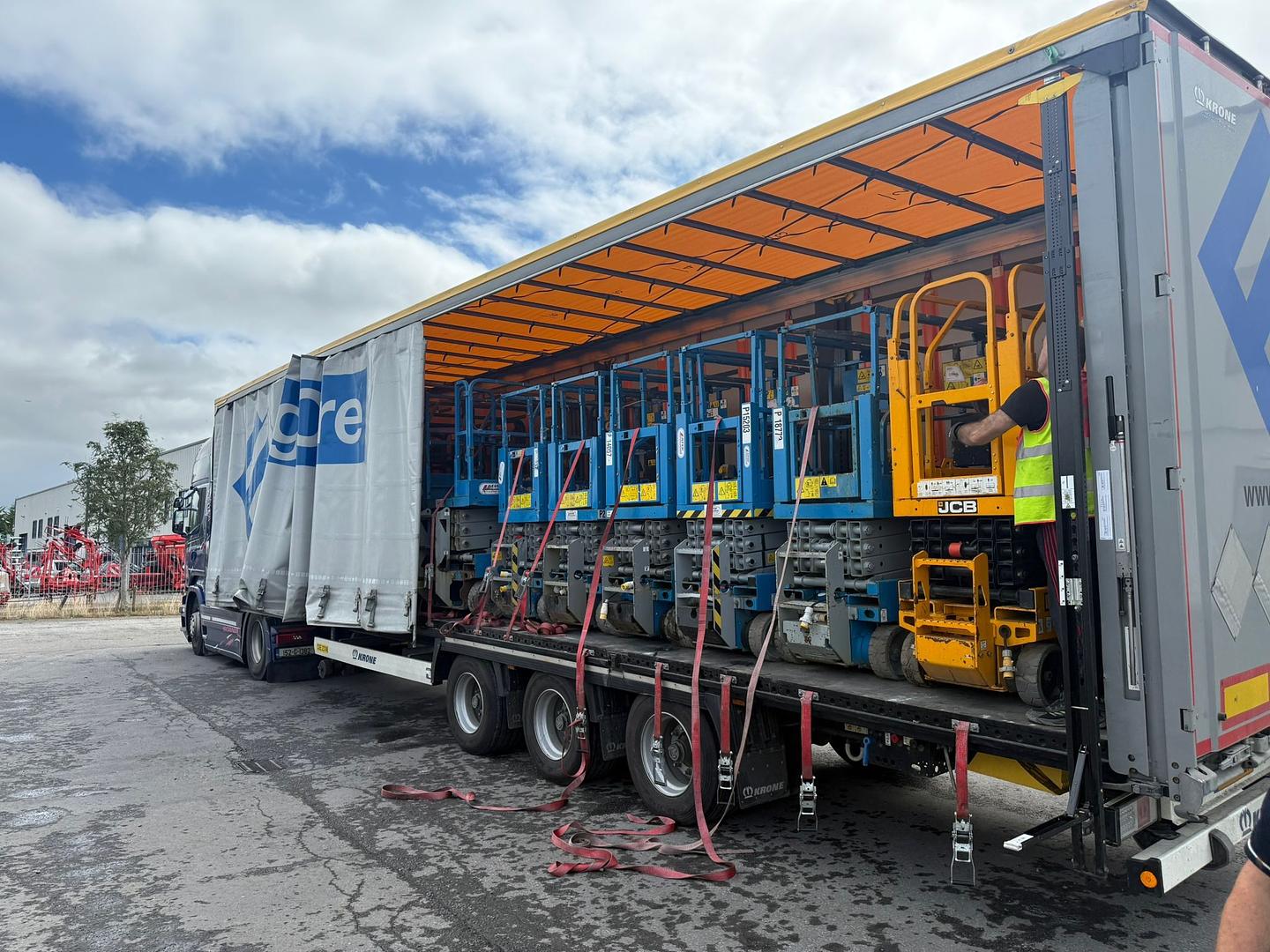 Scissor lifts heading abroad! 🌞 
