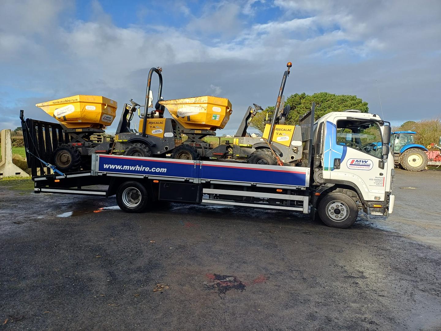 Load of dumpers delivered to site for hire job!👊👊