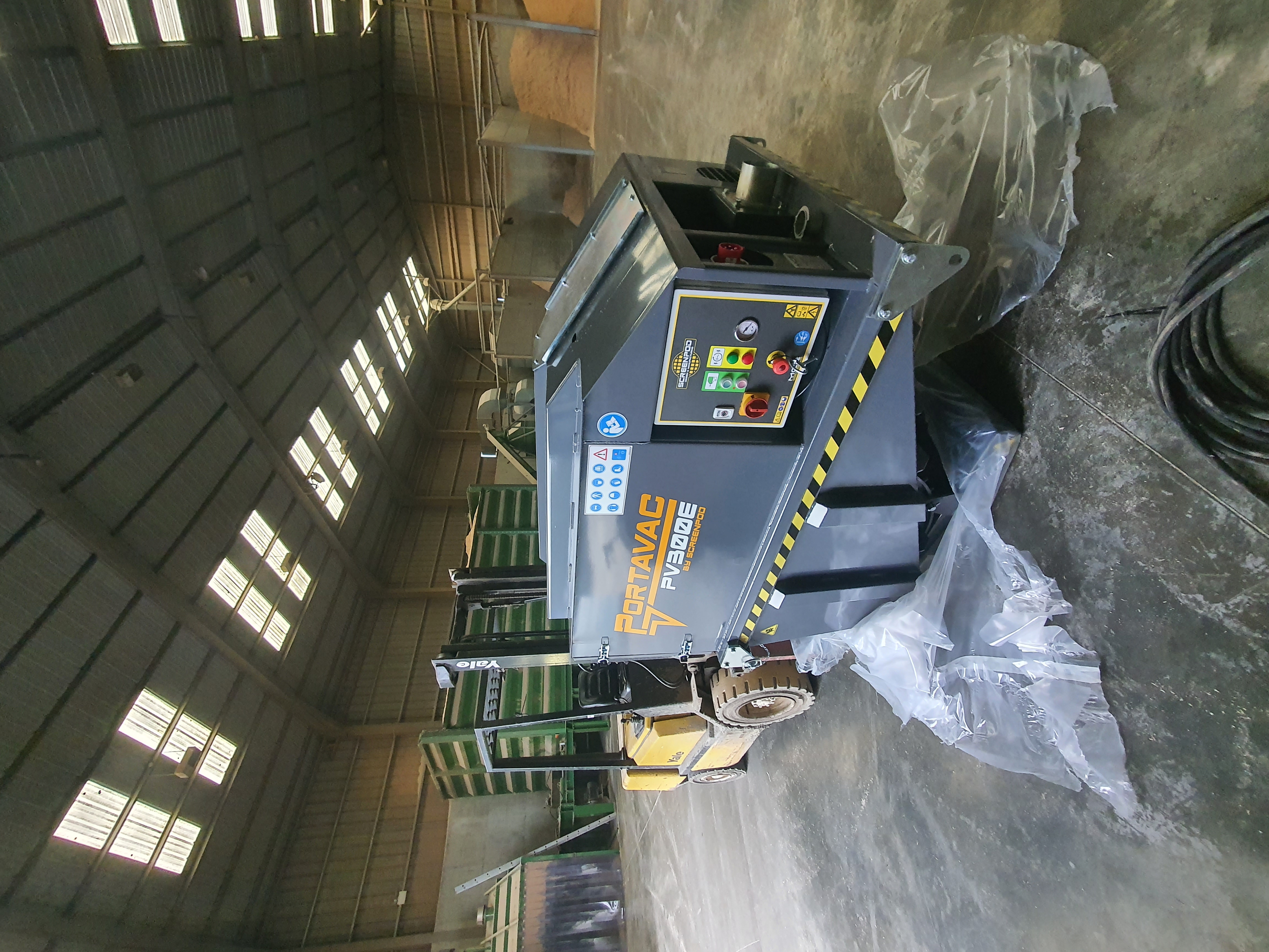 Screenpod Portavac PV300E: Improving Housekeeping, Dust Control, and Material Recovery