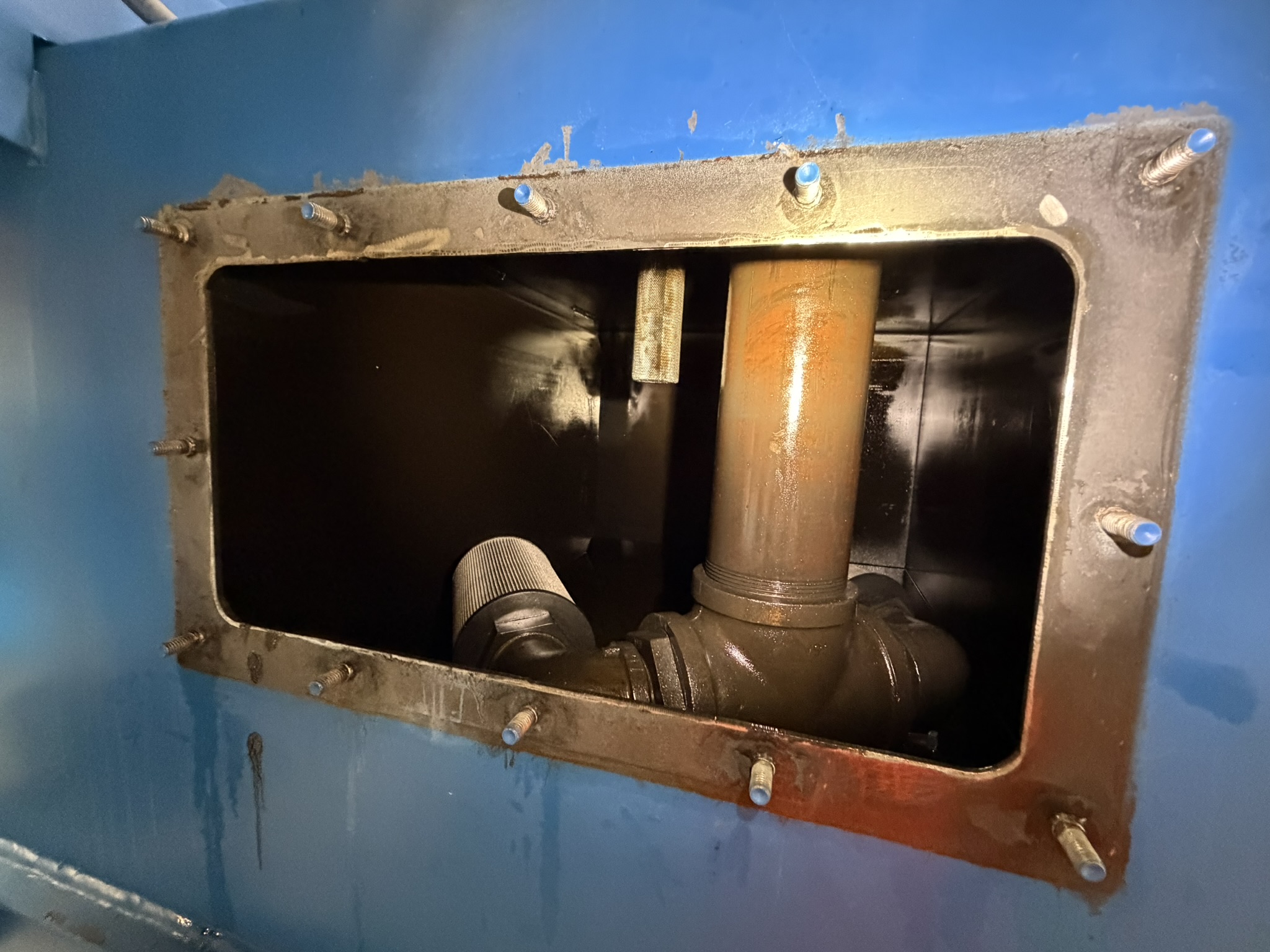What Does the Inside of Your Baler's Hydraulic Tank Tell You?