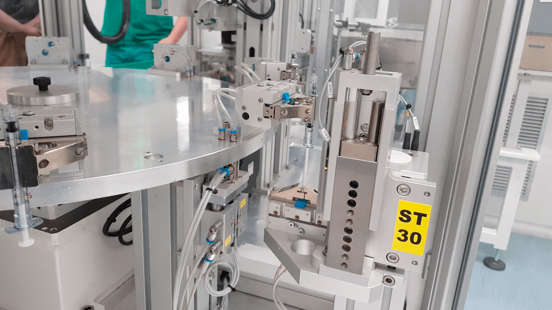 Syringe filling and capping system for Industry 4.0