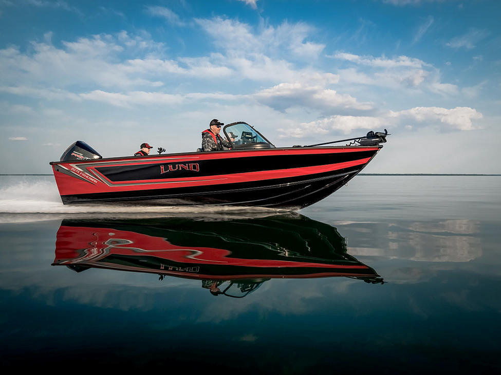 Lund Fisherman 2075 running on the water