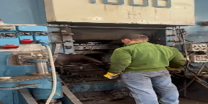 Riproduci video