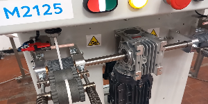 Riproduci video
