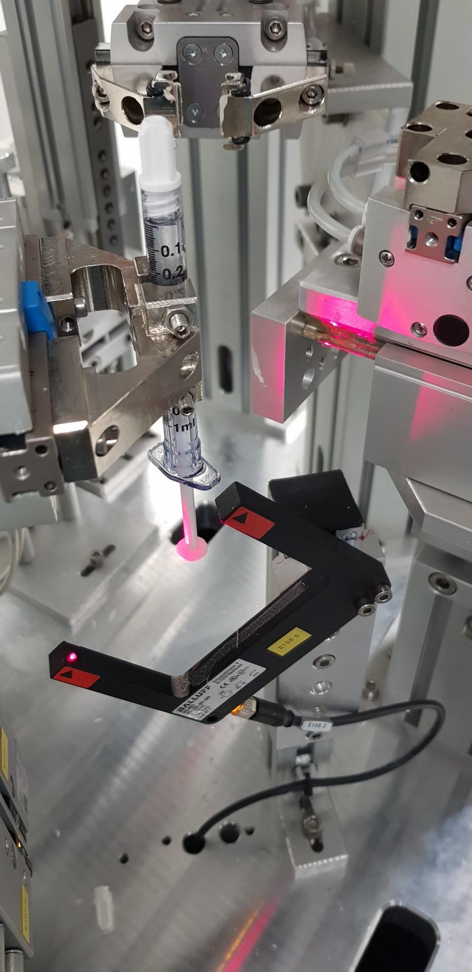 Syringe filling and capping system for Industry 4.0