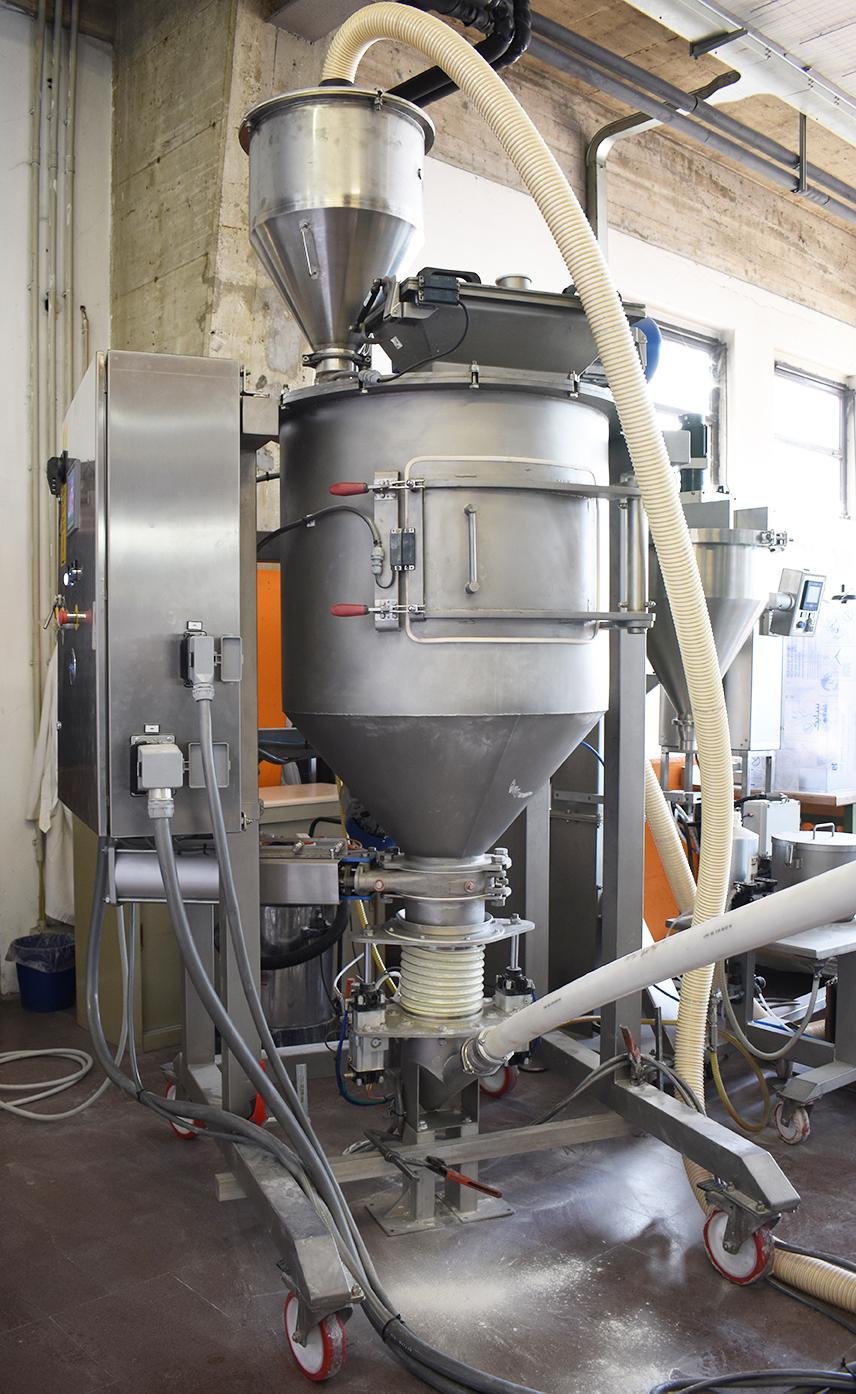 Mixing, filling and capping line for powders