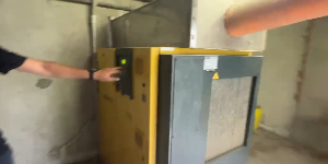 Riproduci video