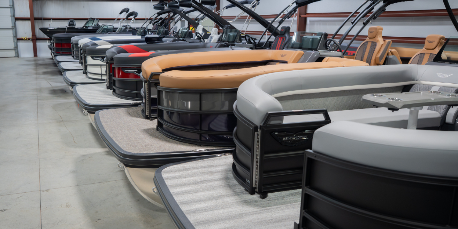 How to Choose Between a Pontoon Boat and a Speed Boat