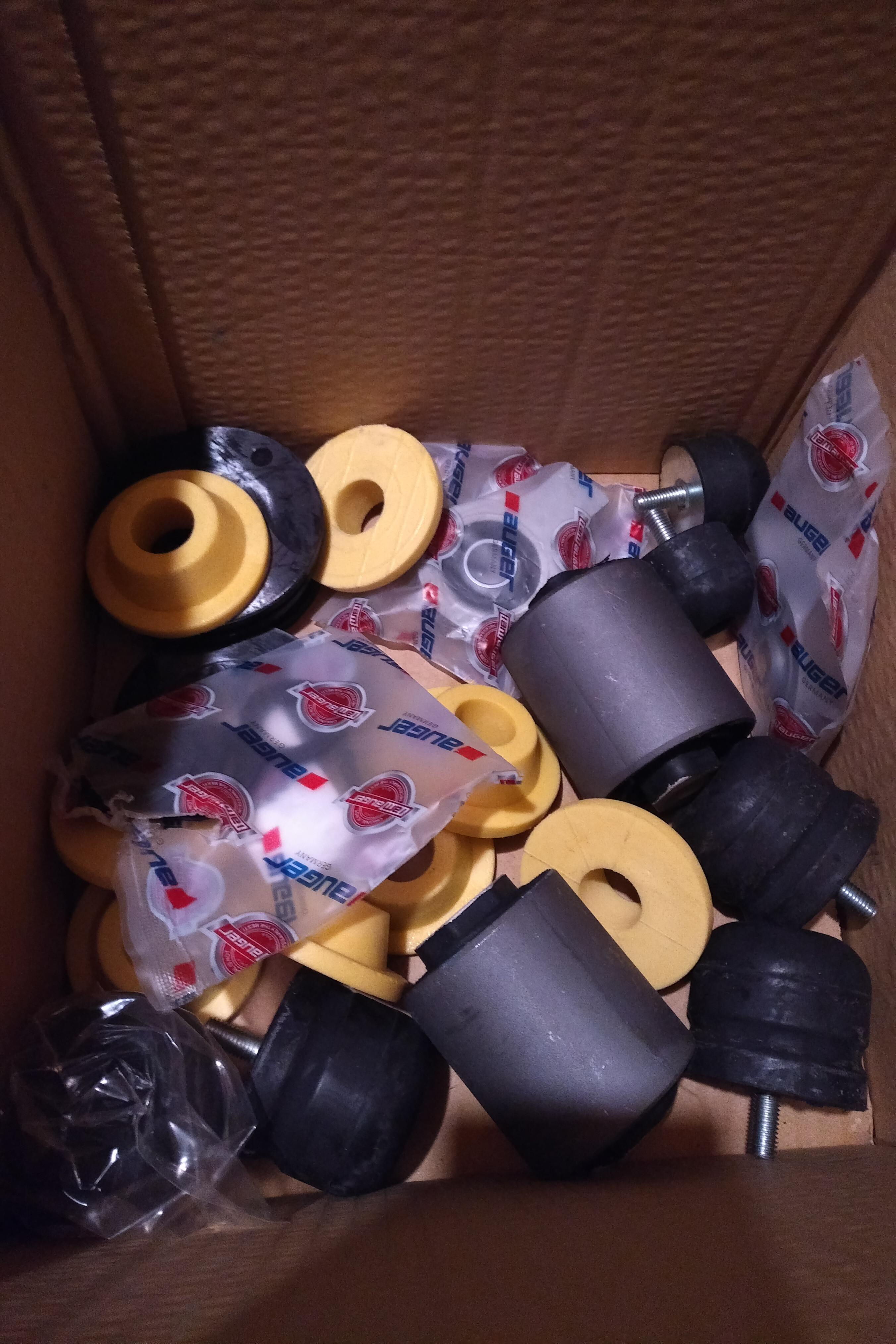 Bushing kit for Scania P 124 L 360 tractor unit sold to Lome - Togo.